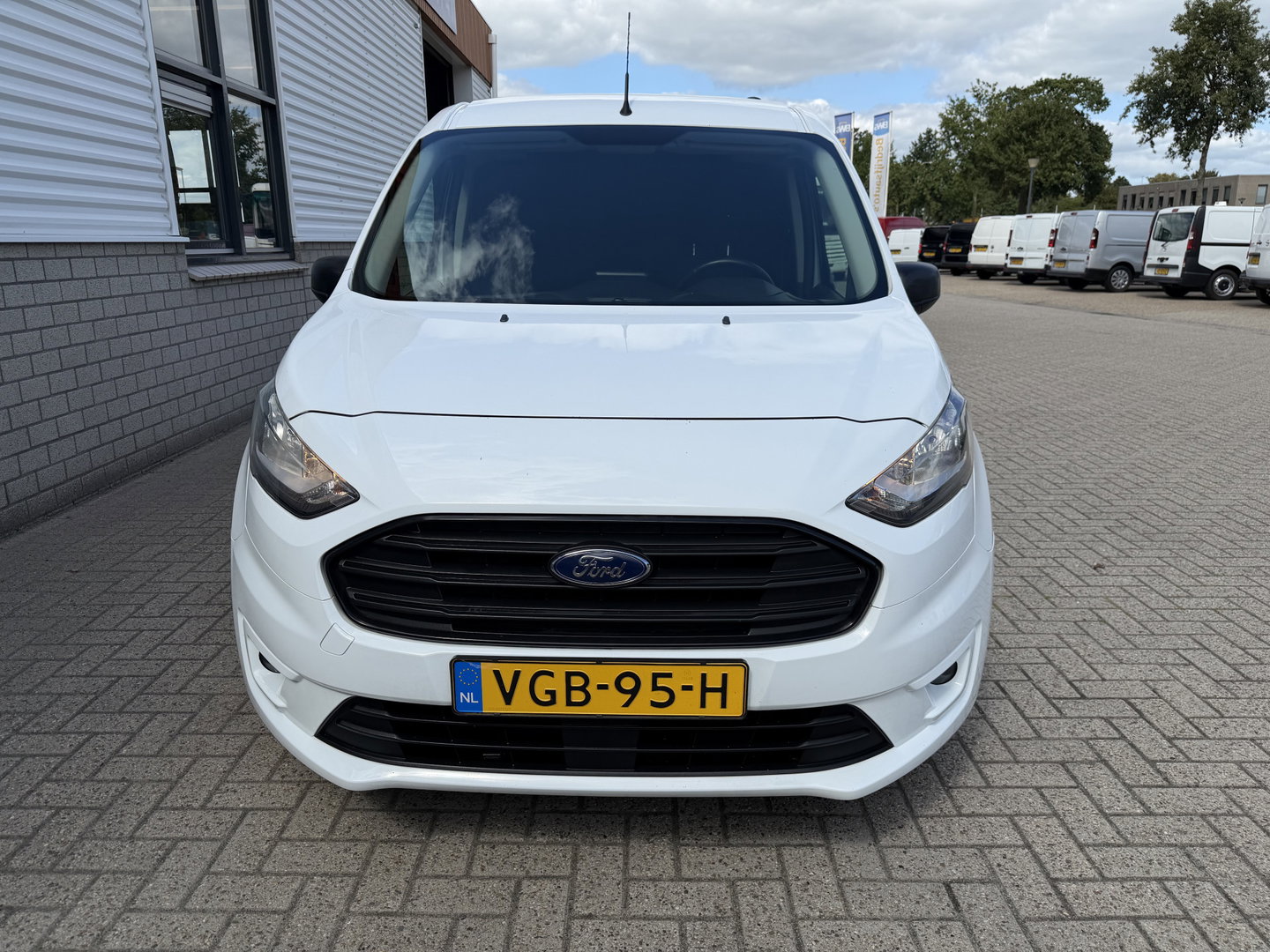 Ford Transit Connect 1.5 EcoBlue L1 Trend / vaste prijs rijklaar € 10.950 ex btw / euro 6 / bpm vrij / lease vanaf € 185 / 3 zits / navigatie / camera / ingerichte laadruimte / cruise control !