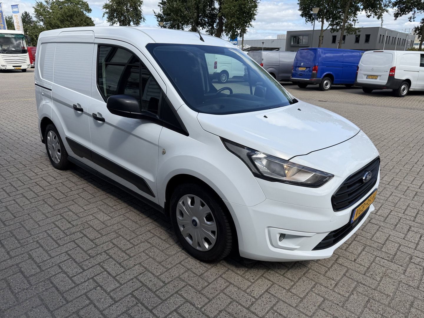 Ford Transit Connect 1.5 EcoBlue L1 Trend / vaste prijs rijklaar € 10.950 ex btw / euro 6 / bpm vrij / lease vanaf € 185 / 3 zits / navigatie / camera / ingerichte laadruimte / cruise control !