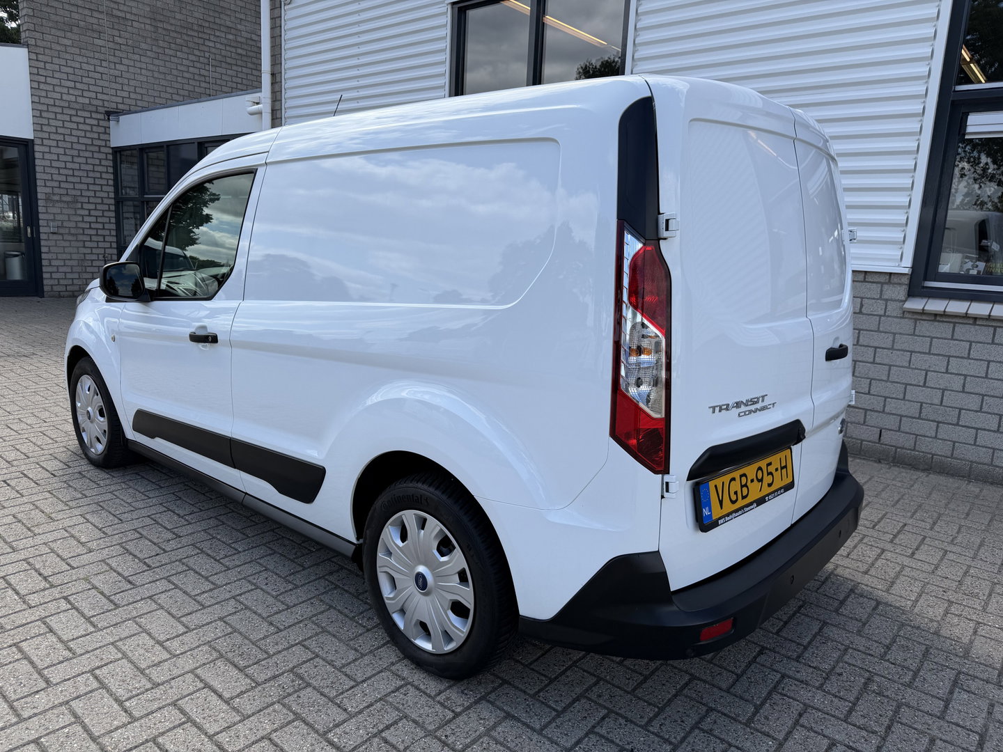Ford Transit Connect 1.5 EcoBlue L1 Trend / vaste prijs rijklaar € 10.950 ex btw / euro 6 / bpm vrij / lease vanaf € 185 / 3 zits / navigatie / camera / ingerichte laadruimte / cruise control !