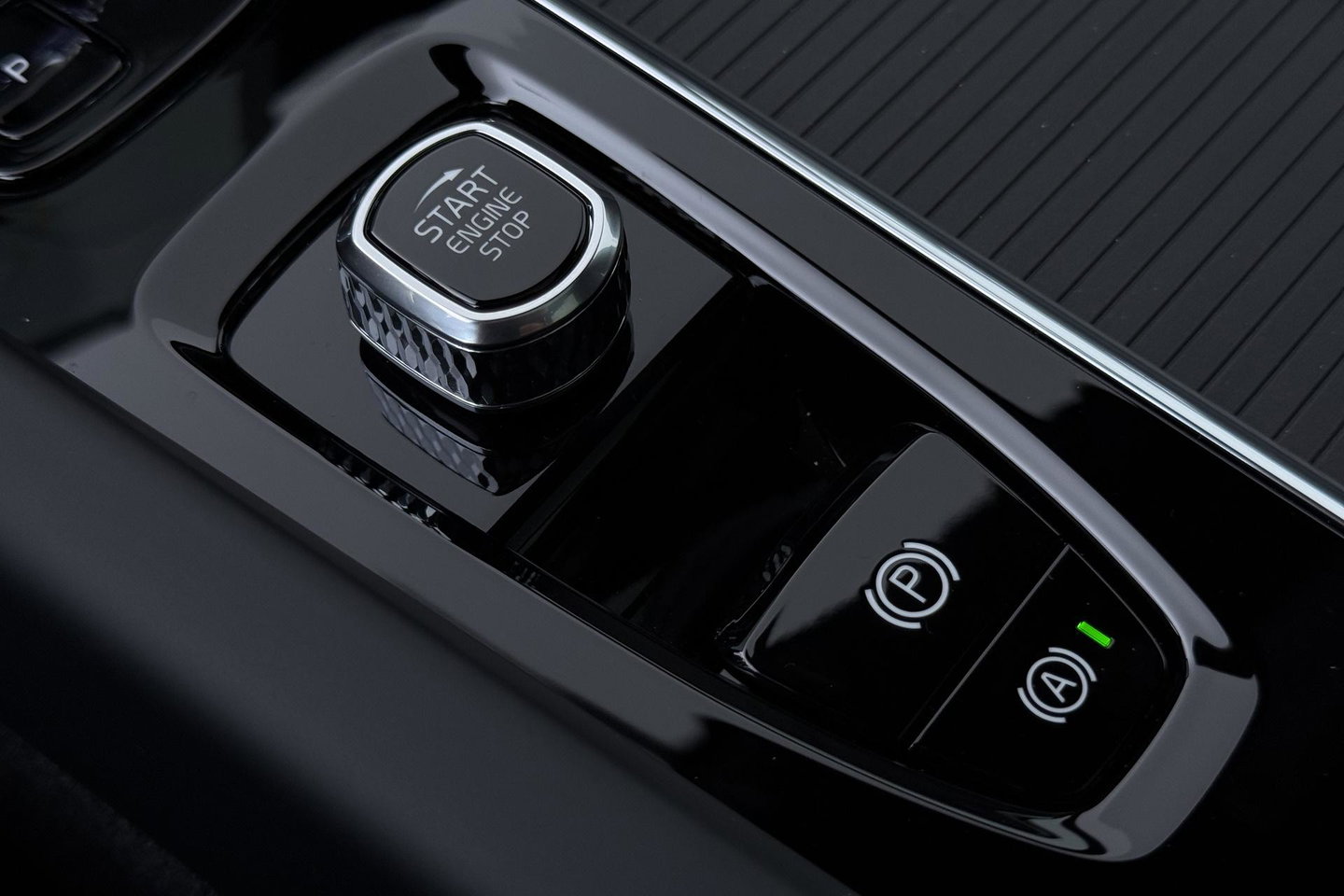 Volvo XC60 T6 Plus Black Edition | Harman/Kardon | Pilot Assist | Panoramadak | 360° Camera | Head-Up | Stoel+Stuurverwarming | 21 Inch