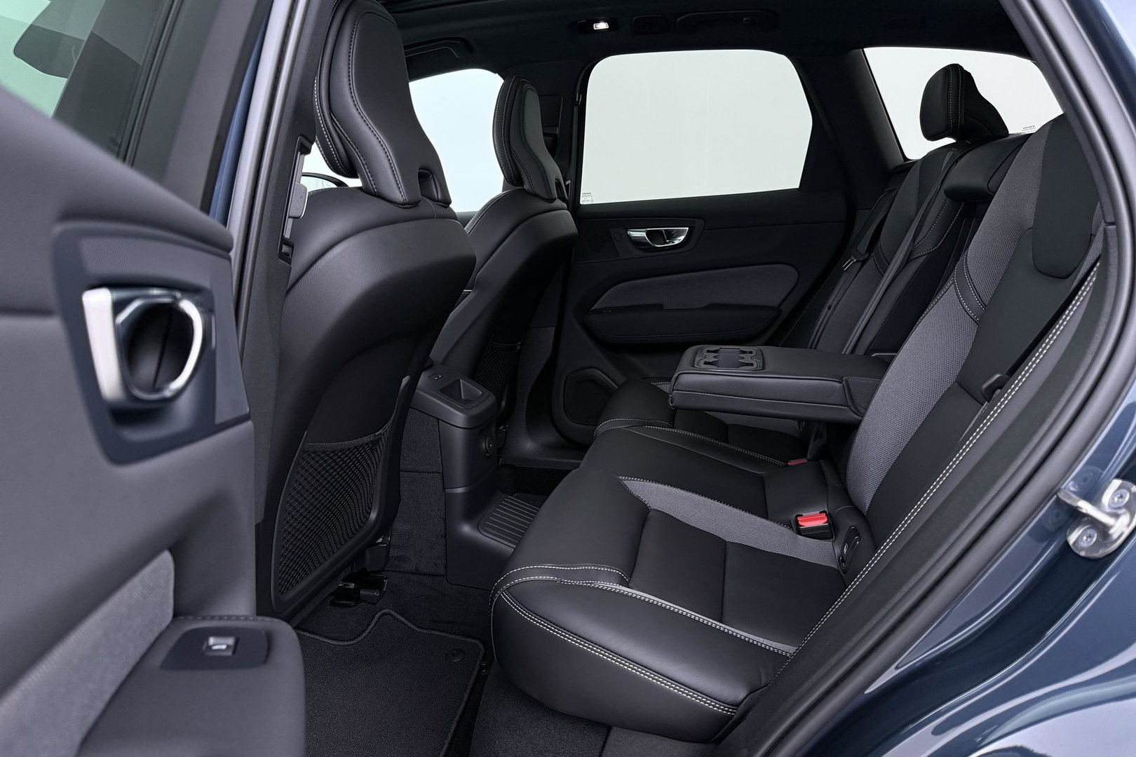Volvo XC60 T6 Plus Black Edition | Harman/Kardon | Pilot Assist | Panoramadak | 360° Camera | Head-Up | Stoel+Stuurverwarming | 21 Inch
