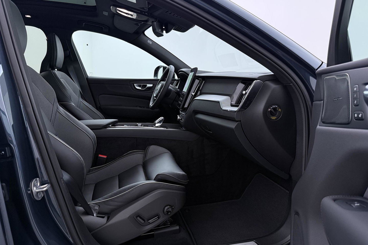 Volvo XC60 T6 Plus Black Edition | Harman/Kardon | Pilot Assist | Panoramadak | 360° Camera | Head-Up | Stoel+Stuurverwarming | 21 Inch