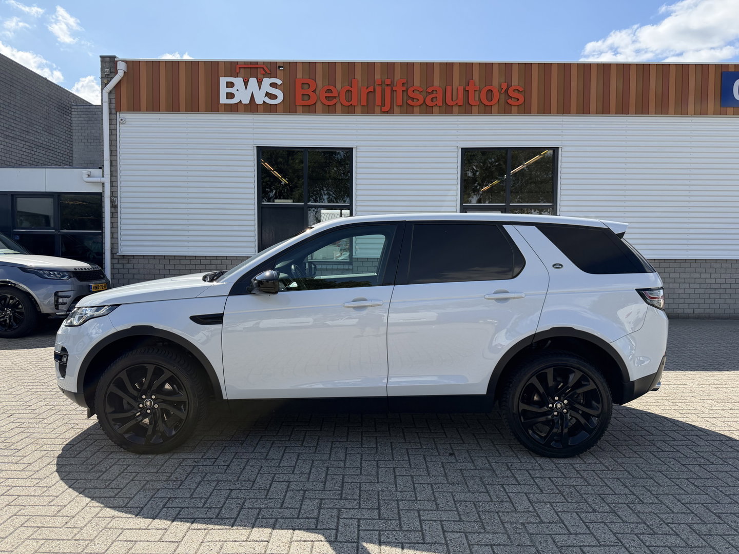 Land Rover Discovery Sport Jaguar grijs kenteken / vaste prijs rijklaar € 14.950 ex btw / 4x4 / trekhaak 1800 kg / wit metallic / airco / cruise / navi / camera / panoramadak / distributie riem vervangen !