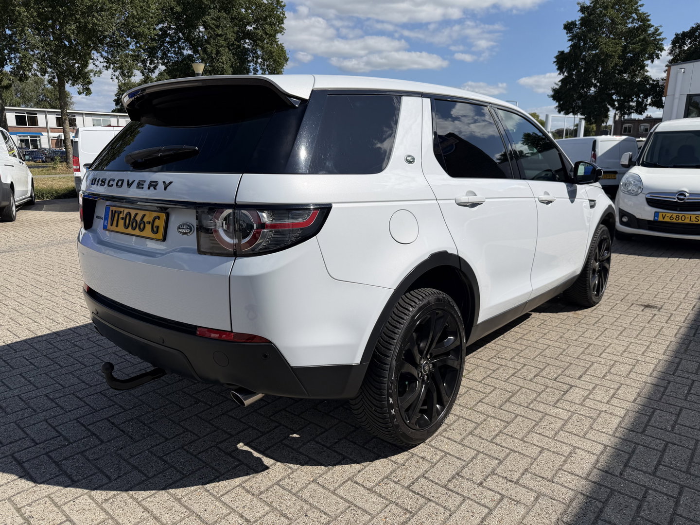 Land Rover Discovery Sport Jaguar grijs kenteken / vaste prijs rijklaar € 14.950 ex btw / 4x4 / trekhaak 1800 kg / wit metallic / airco / cruise / navi / camera / panoramadak / distributie riem vervangen !