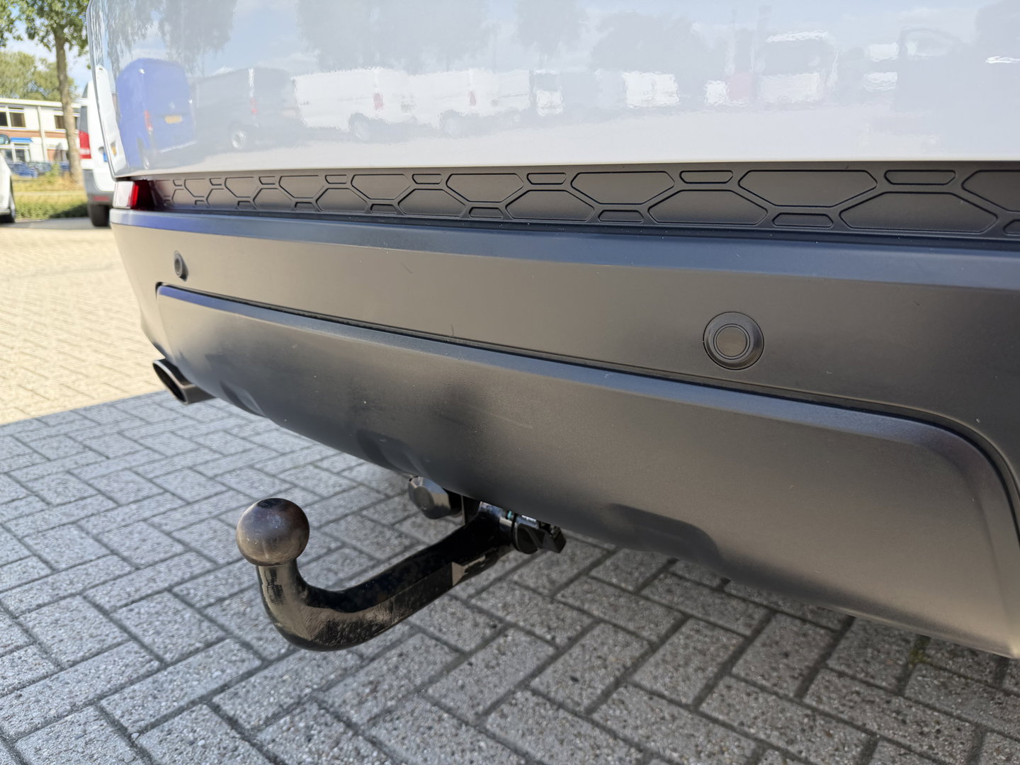 Land Rover Discovery Sport Jaguar grijs kenteken / vaste prijs rijklaar € 14.950 ex btw / 4x4 / trekhaak 1800 kg / wit metallic / airco / cruise / navi / camera / panoramadak / distributie riem vervangen !