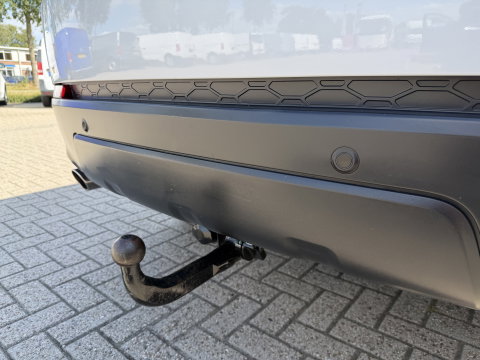 Land Rover Discovery Sport Jaguar grijs kenteken / vaste prijs rijklaar € 14.950 ex btw / 4x4 / trekhaak 1800 kg / wit metallic / airco / cruise / navi / camera / panoramadak / distributie riem vervangen !