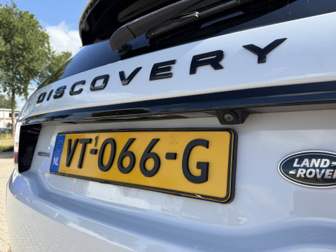 Land Rover Discovery Sport Jaguar grijs kenteken / vaste prijs rijklaar € 14.950 ex btw / 4x4 / trekhaak 1800 kg / wit metallic / airco / cruise / navi / camera / panoramadak / distributie riem vervangen !