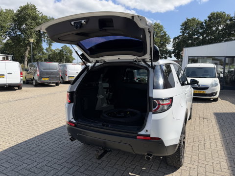 Land Rover Discovery Sport Jaguar grijs kenteken / vaste prijs rijklaar € 14.950 ex btw / 4x4 / trekhaak 1800 kg / wit metallic / airco / cruise / navi / camera / panoramadak / distributie riem vervangen !