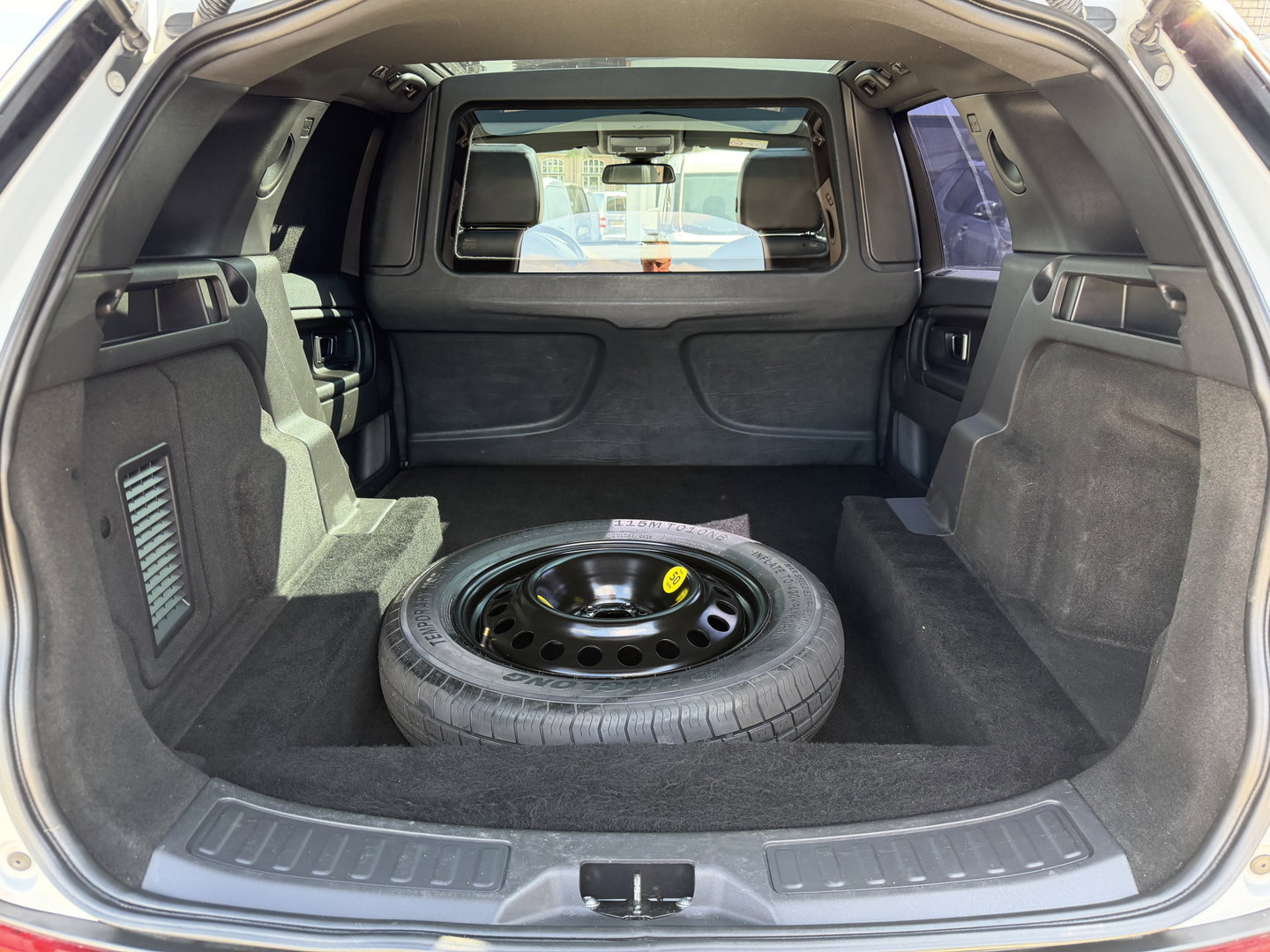 Land Rover Discovery Sport Jaguar grijs kenteken / vaste prijs rijklaar € 14.950 ex btw / 4x4 / trekhaak 1800 kg / wit metallic / airco / cruise / navi / camera / panoramadak / distributie riem vervangen !