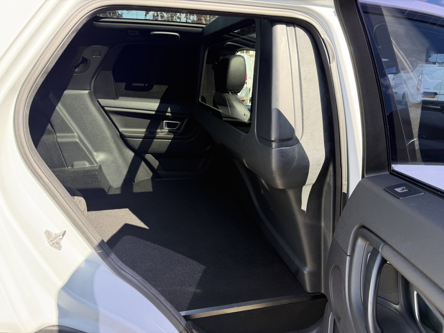 Land Rover Discovery Sport Jaguar grijs kenteken / vaste prijs rijklaar € 14.950 ex btw / 4x4 / trekhaak 1800 kg / wit metallic / airco / cruise / navi / camera / panoramadak / distributie riem vervangen !