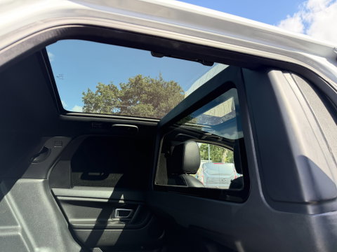 Land Rover Discovery Sport Jaguar grijs kenteken / vaste prijs rijklaar € 14.950 ex btw / 4x4 / trekhaak 1800 kg / wit metallic / airco / cruise / navi / camera / panoramadak / distributie riem vervangen !