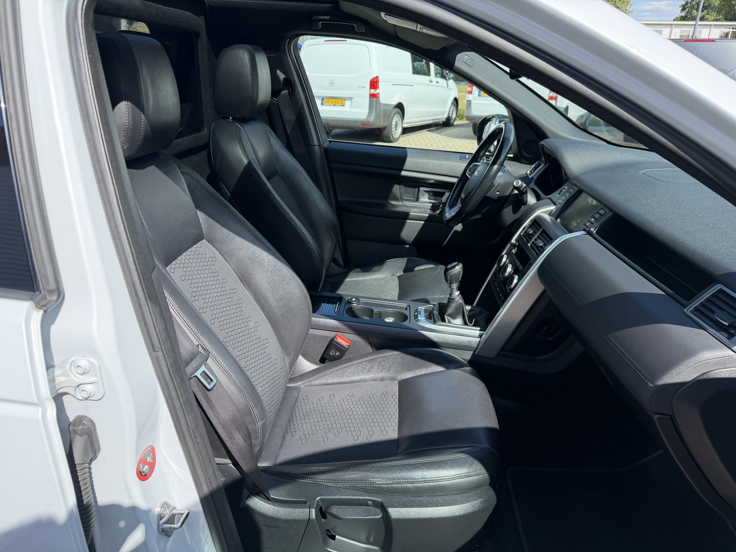 Land Rover Discovery Sport Jaguar grijs kenteken / vaste prijs rijklaar € 14.950 ex btw / 4x4 / trekhaak 1800 kg / wit metallic / airco / cruise / navi / camera / panoramadak / distributie riem vervangen !