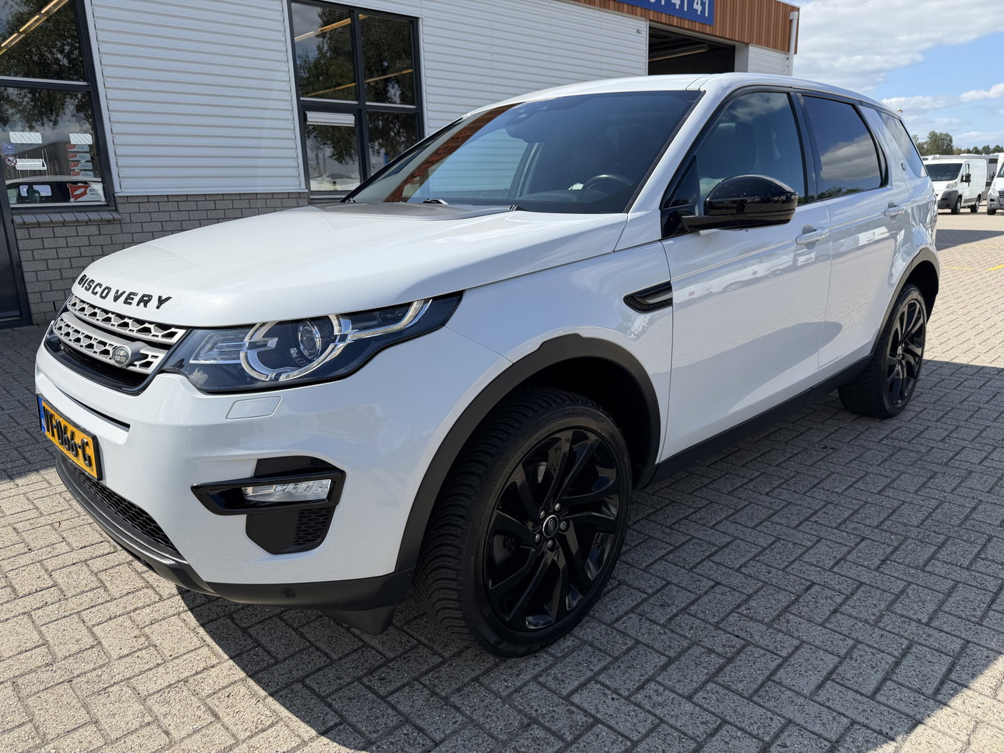 Land Rover Discovery Sport Jaguar grijs kenteken / vaste prijs rijklaar € 14.950 ex btw / 4x4 / trekhaak 1800 kg / wit metallic / airco / cruise / navi / camera / panoramadak / distributie riem vervangen !