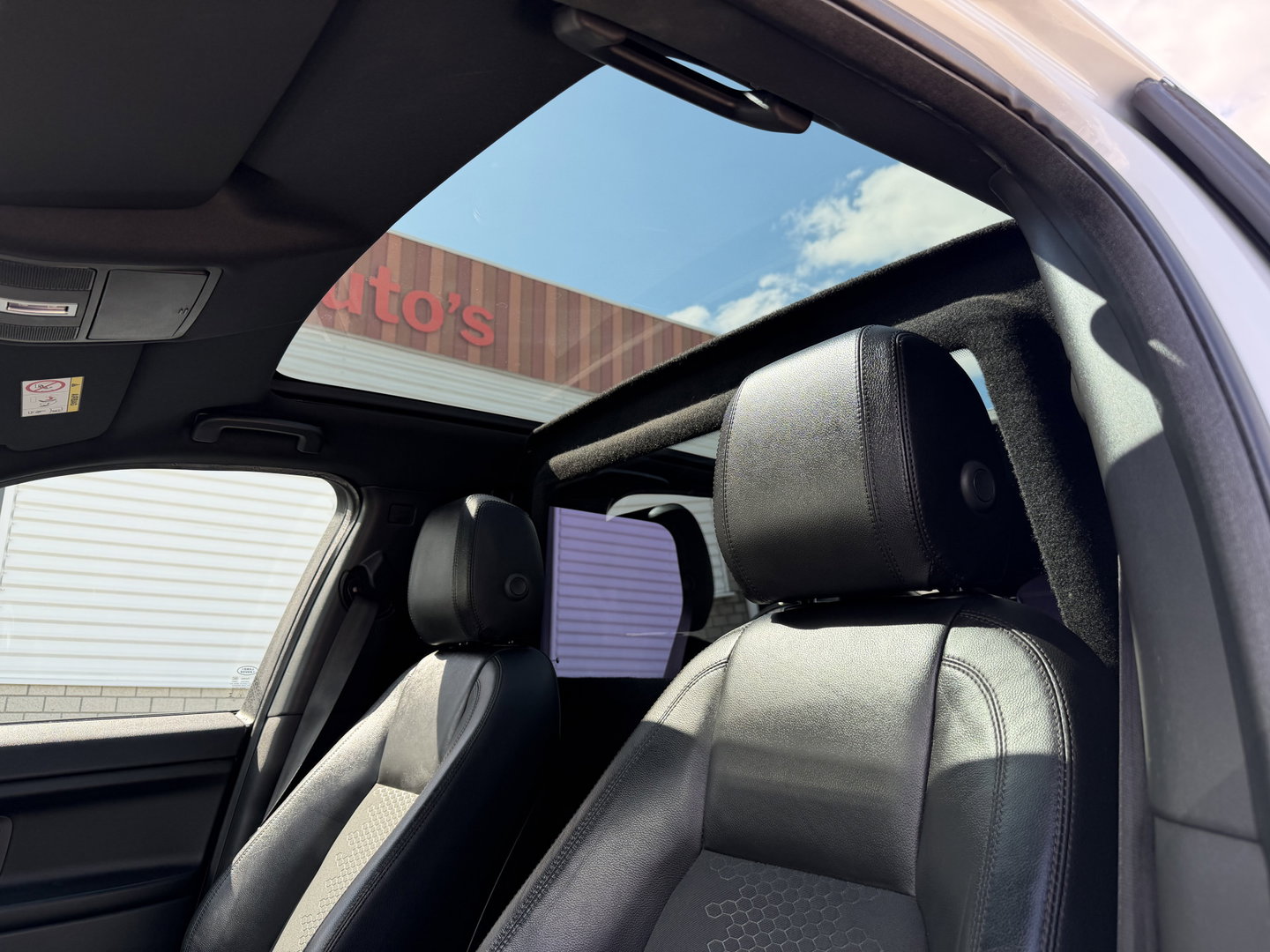 Land Rover Discovery Sport Jaguar grijs kenteken / vaste prijs rijklaar € 14.950 ex btw / 4x4 / trekhaak 1800 kg / wit metallic / airco / cruise / navi / camera / panoramadak / distributie riem vervangen !