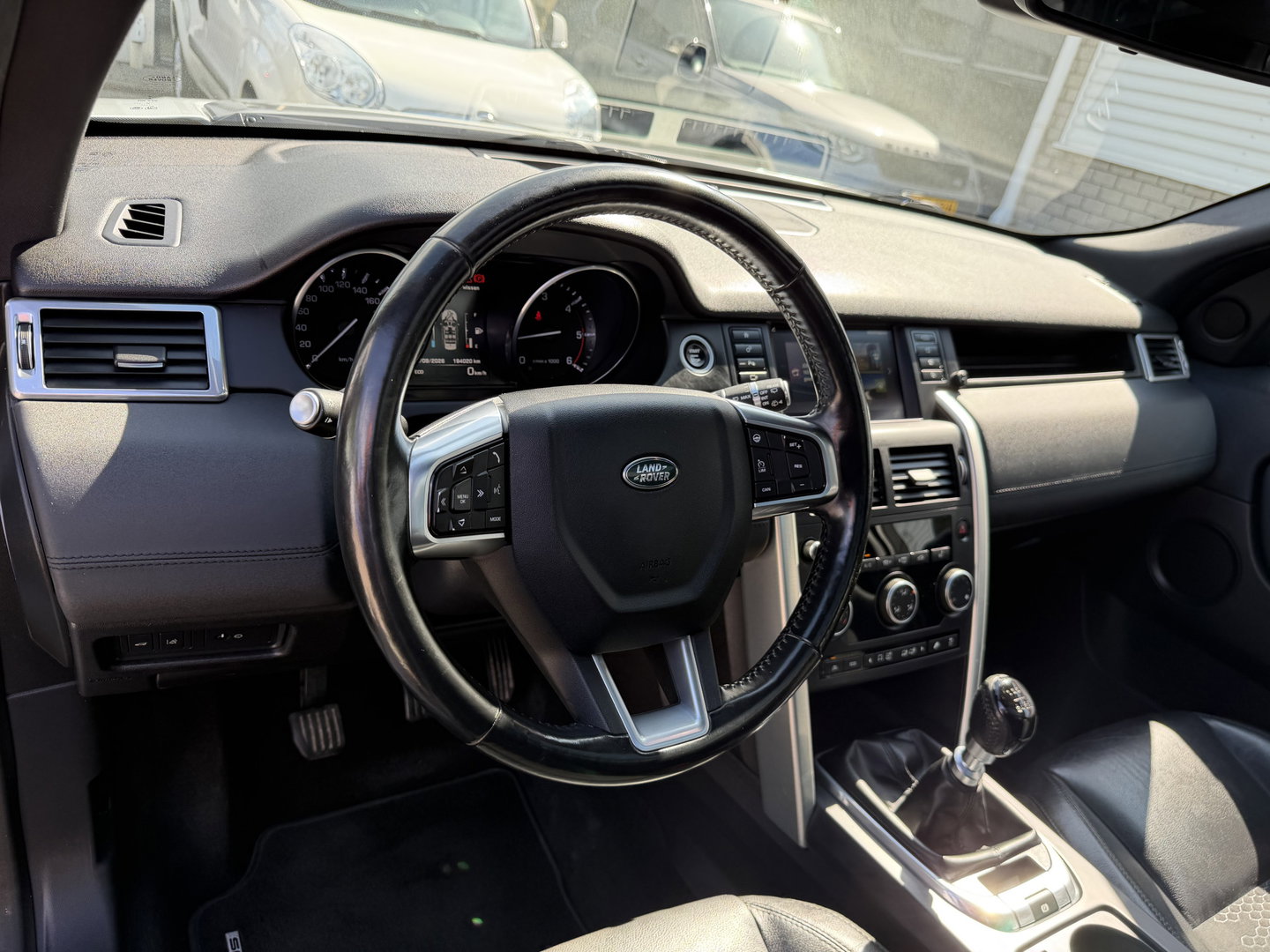 Land Rover Discovery Sport Jaguar grijs kenteken / vaste prijs rijklaar € 14.950 ex btw / 4x4 / trekhaak 1800 kg / wit metallic / airco / cruise / navi / camera / panoramadak / distributie riem vervangen !