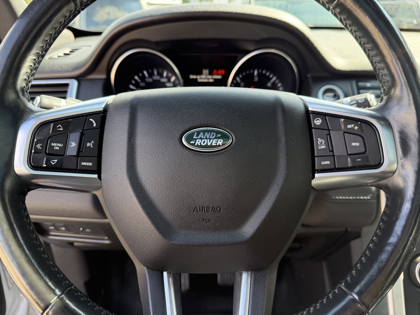 Land Rover Discovery Sport Jaguar grijs kenteken / vaste prijs rijklaar € 14.950 ex btw / 4x4 / trekhaak 1800 kg / wit metallic / airco / cruise / navi / camera / panoramadak / distributie riem vervangen !