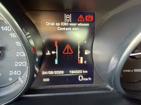 Land Rover Discovery Sport Jaguar grijs kenteken / vaste prijs rijklaar € 14.950 ex btw / 4x4 / trekhaak 1800 kg / wit metallic / airco / cruise / navi / camera / panoramadak / distributie riem vervangen !