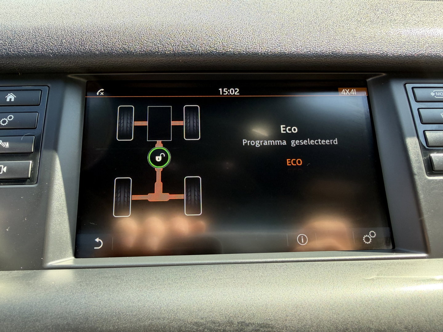 Land Rover Discovery Sport Jaguar grijs kenteken / vaste prijs rijklaar € 14.950 ex btw / 4x4 / trekhaak 1800 kg / wit metallic / airco / cruise / navi / camera / panoramadak / distributie riem vervangen !