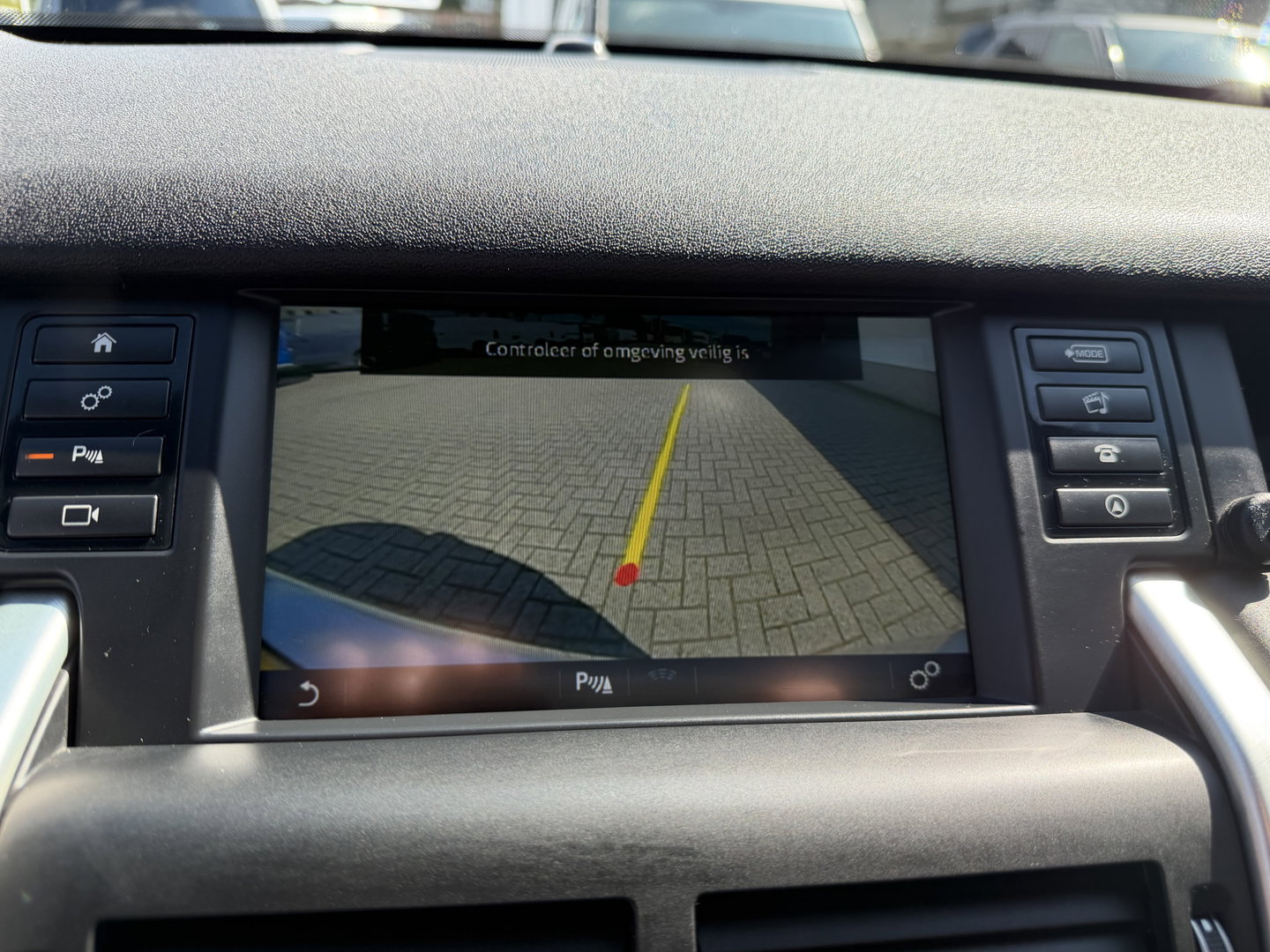 Land Rover Discovery Sport Jaguar grijs kenteken / vaste prijs rijklaar € 14.950 ex btw / 4x4 / trekhaak 1800 kg / wit metallic / airco / cruise / navi / camera / panoramadak / distributie riem vervangen !
