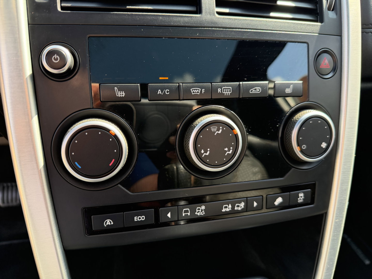 Land Rover Discovery Sport Jaguar grijs kenteken / vaste prijs rijklaar € 14.950 ex btw / 4x4 / trekhaak 1800 kg / wit metallic / airco / cruise / navi / camera / panoramadak / distributie riem vervangen !