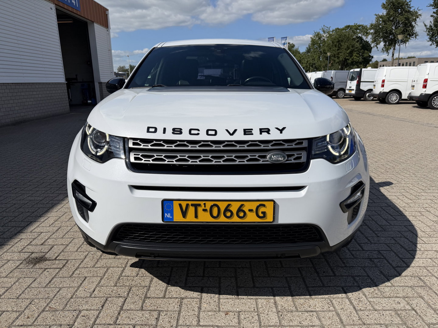 Land Rover Discovery Sport Jaguar grijs kenteken / vaste prijs rijklaar € 14.950 ex btw / 4x4 / trekhaak 1800 kg / wit metallic / airco / cruise / navi / camera / panoramadak / distributie riem vervangen !