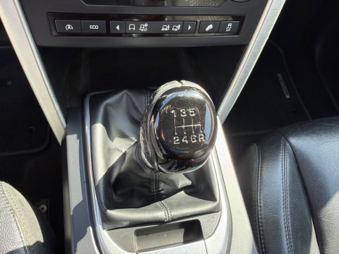 Land Rover Discovery Sport Jaguar grijs kenteken / vaste prijs rijklaar € 14.950 ex btw / 4x4 / trekhaak 1800 kg / wit metallic / airco / cruise / navi / camera / panoramadak / distributie riem vervangen !
