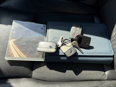 Land Rover Discovery Sport Jaguar grijs kenteken / vaste prijs rijklaar € 14.950 ex btw / 4x4 / trekhaak 1800 kg / wit metallic / airco / cruise / navi / camera / panoramadak / distributie riem vervangen !
