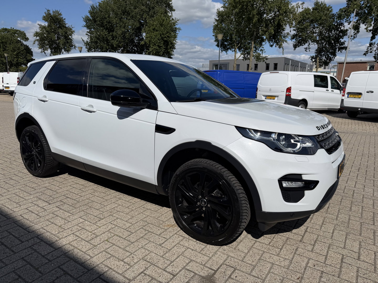 Land Rover Discovery Sport Jaguar grijs kenteken / vaste prijs rijklaar € 14.950 ex btw / 4x4 / trekhaak 1800 kg / wit metallic / airco / cruise / navi / camera / panoramadak / distributie riem vervangen !