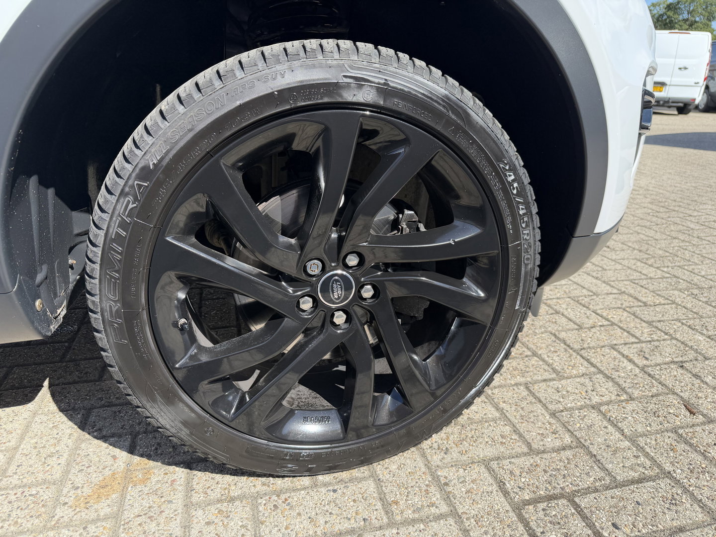 Land Rover Discovery Sport Jaguar grijs kenteken / vaste prijs rijklaar € 14.950 ex btw / 4x4 / trekhaak 1800 kg / wit metallic / airco / cruise / navi / camera / panoramadak / distributie riem vervangen !