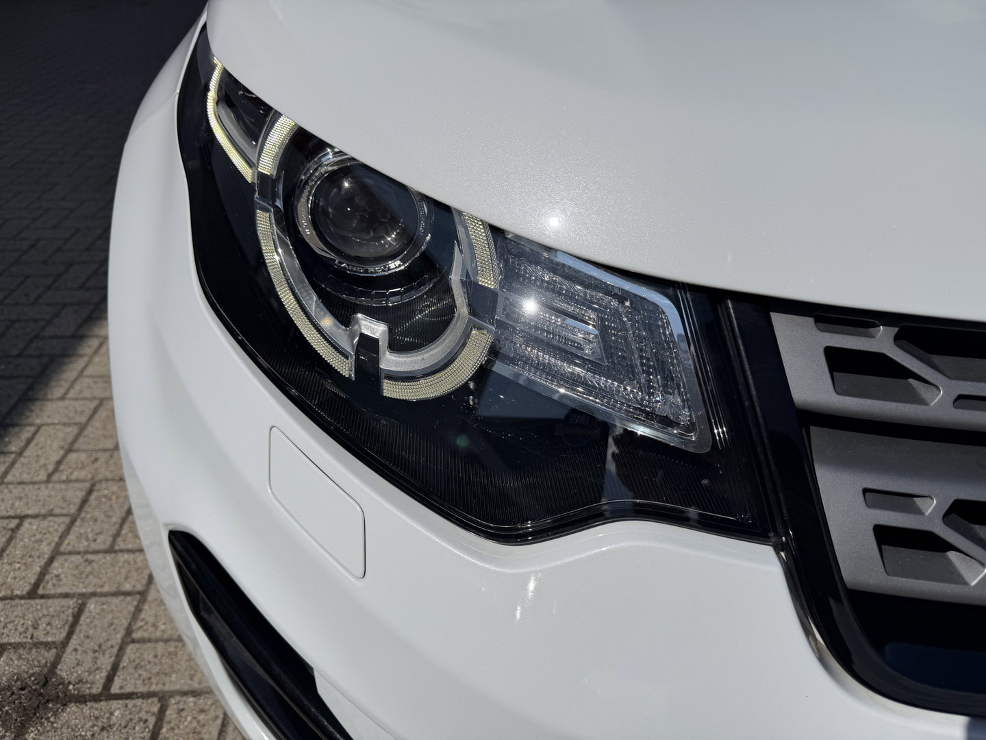Land Rover Discovery Sport Jaguar grijs kenteken / vaste prijs rijklaar € 14.950 ex btw / 4x4 / trekhaak 1800 kg / wit metallic / airco / cruise / navi / camera / panoramadak / distributie riem vervangen !