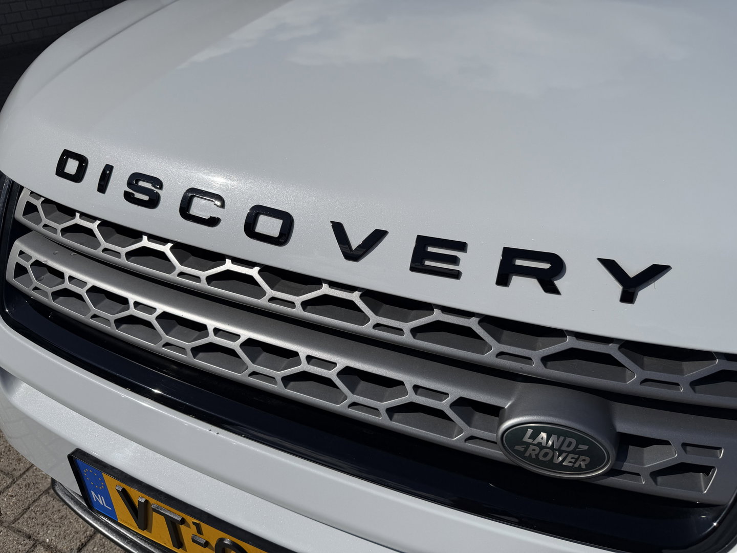 Land Rover Discovery Sport Jaguar grijs kenteken / vaste prijs rijklaar € 14.950 ex btw / 4x4 / trekhaak 1800 kg / wit metallic / airco / cruise / navi / camera / panoramadak / distributie riem vervangen !