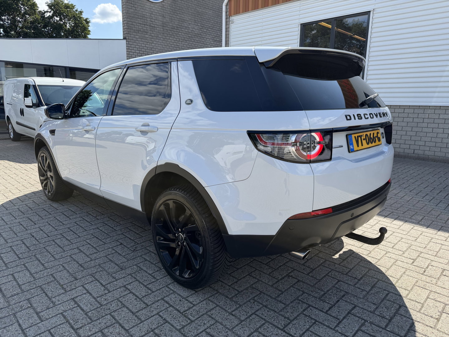 Land Rover Discovery Sport Jaguar grijs kenteken / vaste prijs rijklaar € 14.950 ex btw / 4x4 / trekhaak 1800 kg / wit metallic / airco / cruise / navi / camera / panoramadak / distributie riem vervangen !