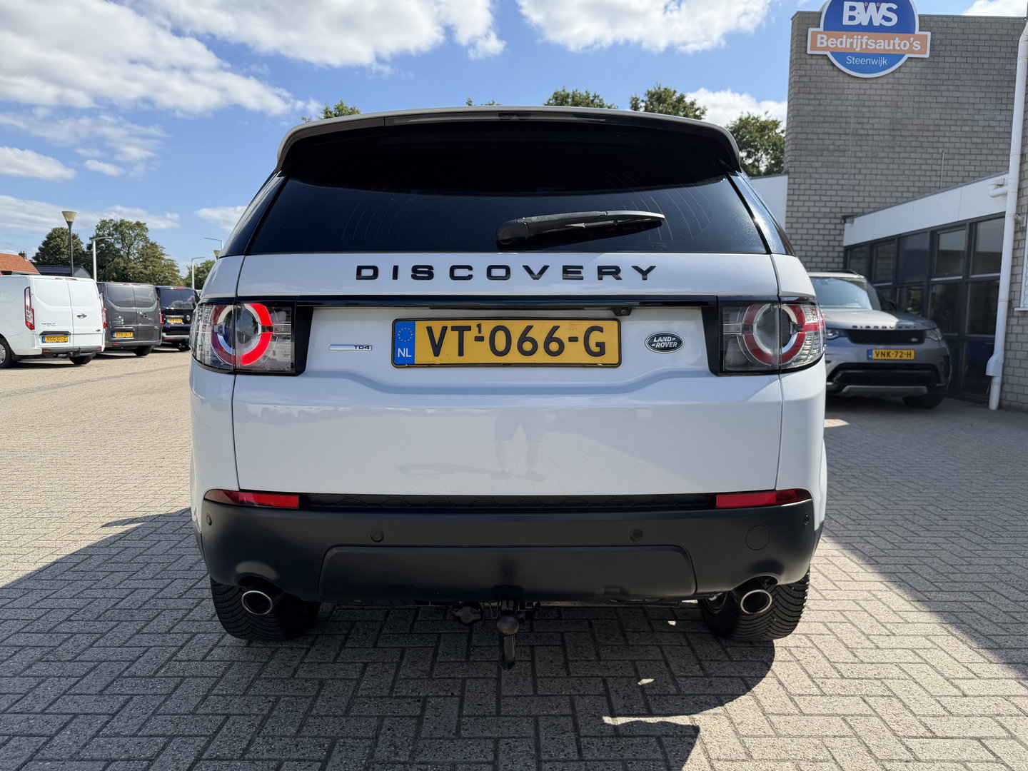 Land Rover Discovery Sport Jaguar grijs kenteken / vaste prijs rijklaar € 14.950 ex btw / 4x4 / trekhaak 1800 kg / wit metallic / airco / cruise / navi / camera / panoramadak / distributie riem vervangen !