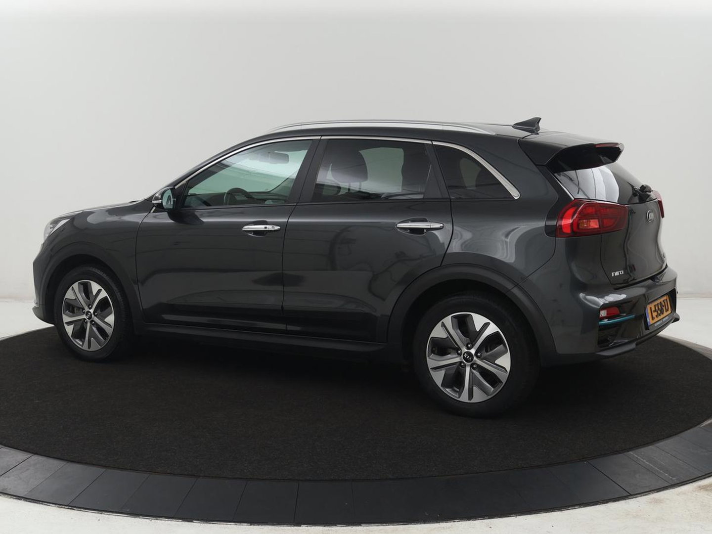 Kia e-Niro DynamicPlusLine 64 kWh | SOH 95,4% | Panoramadak | Half leder | Adaptive cruise | Stuur/stoel verwarming | Navigatie | Carplay | Camera | Park assist | Climate control