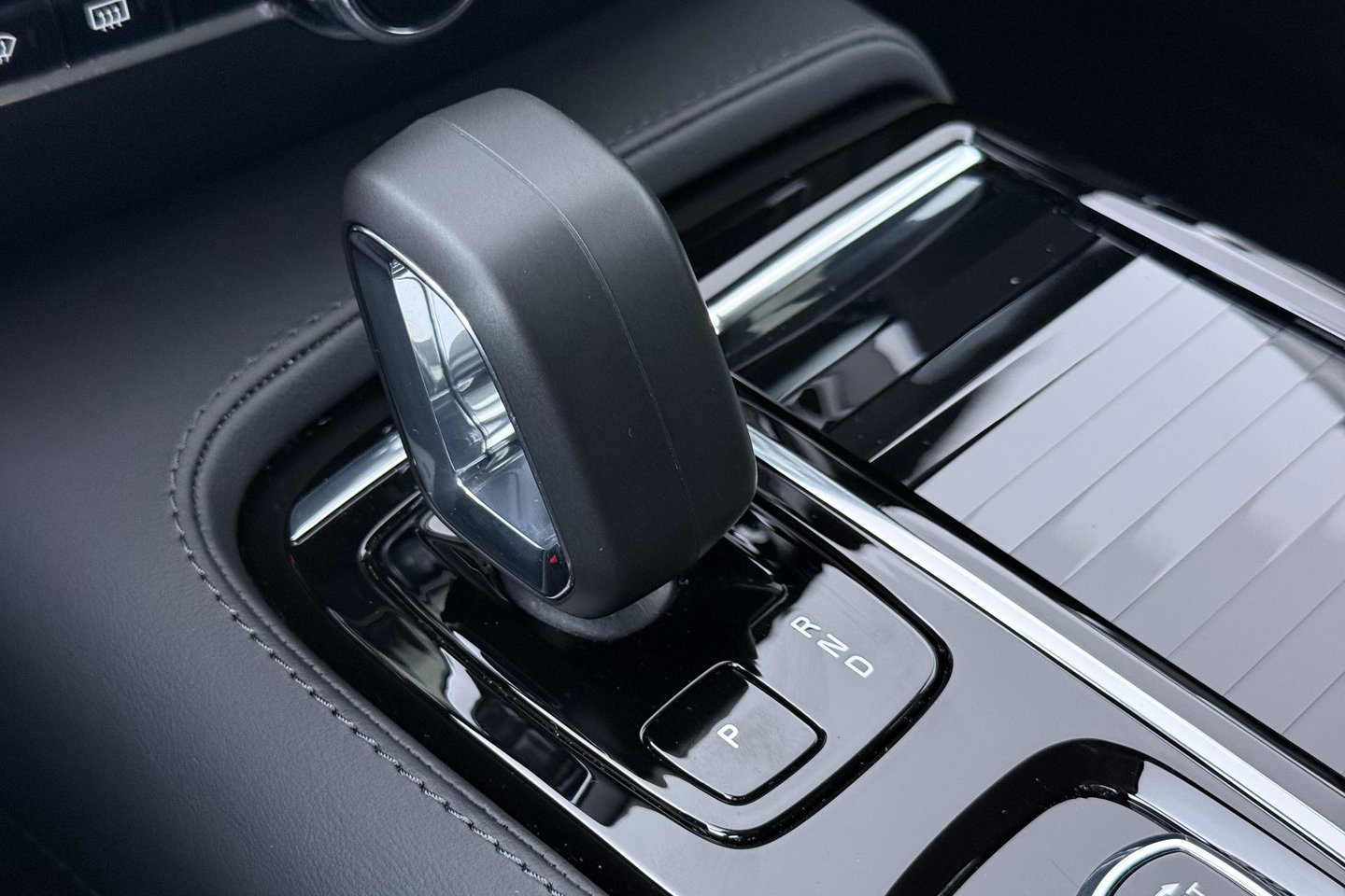 Volvo V60 T8 Plus Dark | ACC | Harman/Kardon | Stoel+Stuurverwarming | Memory | Camera | Getint Glas | BLIS