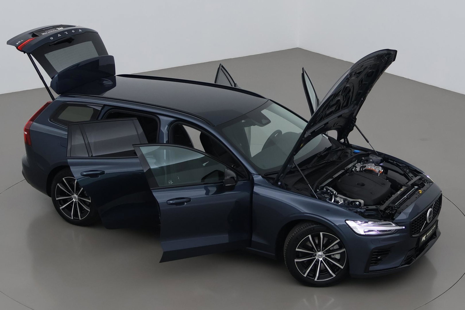 Volvo V60 T8 Plus Dark | ACC | Harman/Kardon | Stoel+Stuurverwarming | Memory | Camera | Getint Glas | BLIS