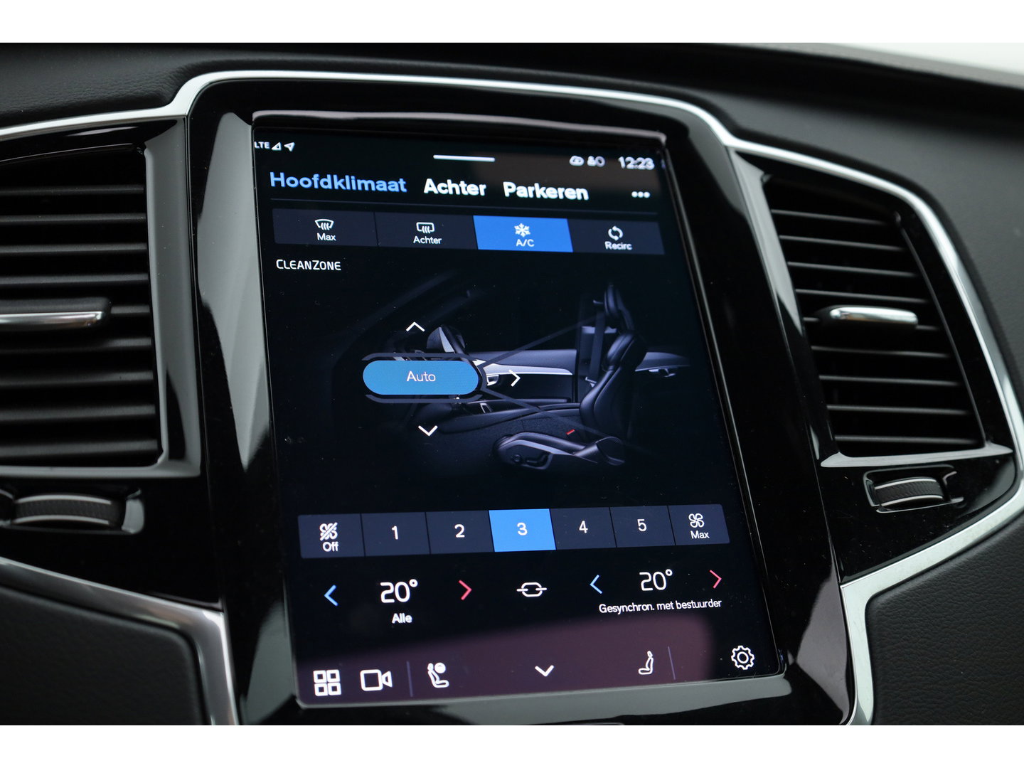 Volvo XC90 2.0 T8 Recharge AWD Ultimate Bright | Luchtvering | Trekhaak | Massage | 360 camera | Bowers & Wilkins | Head-up |