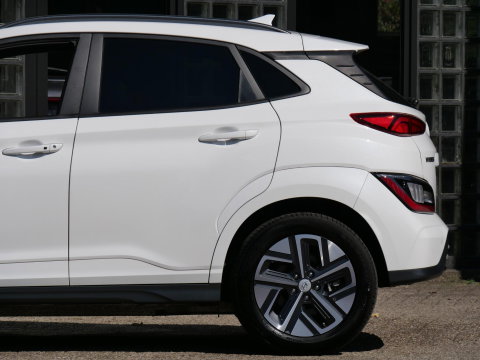 Hyundai KONA EV 64kWh PREMIUM/ LEER/ HEAD-UP/ BLINDSPOT/ SOH 98%