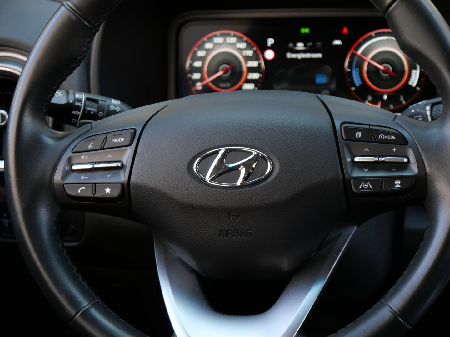 Hyundai KONA EV 64kWh PREMIUM/ LEER/ HEAD-UP/ BLINDSPOT/ SOH 98%