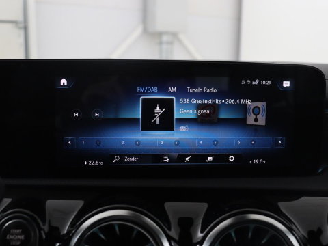 Mercedes-Benz CLA-Klasse 180 Business Solution Luxury | Leder | Stoelverwarming | Cruise control | Sfeerverlichting | Navigatie | Bluetooth | Camera | Park assist | Climate control