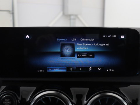 Mercedes-Benz CLA-Klasse 180 Business Solution Luxury | Leder | Stoelverwarming | Cruise control | Sfeerverlichting | Navigatie | Bluetooth | Camera | Park assist | Climate control