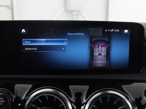 Mercedes-Benz CLA-Klasse 180 Business Solution Luxury | Leder | Stoelverwarming | Cruise control | Sfeerverlichting | Navigatie | Bluetooth | Camera | Park assist | Climate control