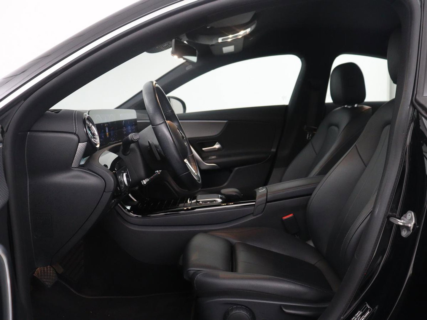 Mercedes-Benz CLA-Klasse 180 Business Solution Luxury | Leder | Stoelverwarming | Cruise control | Sfeerverlichting | Navigatie | Bluetooth | Camera | Park assist | Climate control
