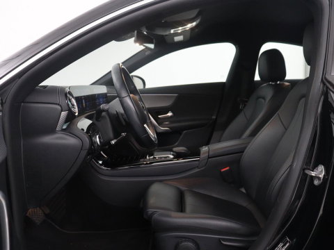 Mercedes-Benz CLA-Klasse 180 Business Solution Luxury | Leder | Stoelverwarming | Cruise control | Sfeerverlichting | Navigatie | Bluetooth | Camera | Park assist | Climate control