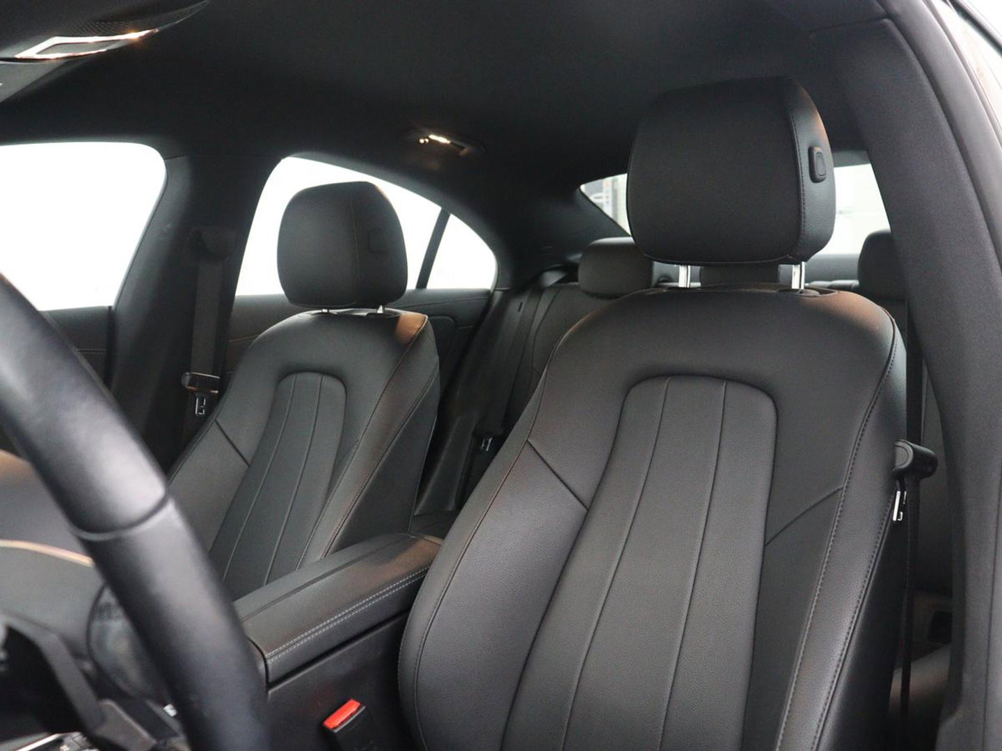 Mercedes-Benz CLA-Klasse 180 Business Solution Luxury | Leder | Stoelverwarming | Cruise control | Sfeerverlichting | Navigatie | Bluetooth | Camera | Park assist | Climate control