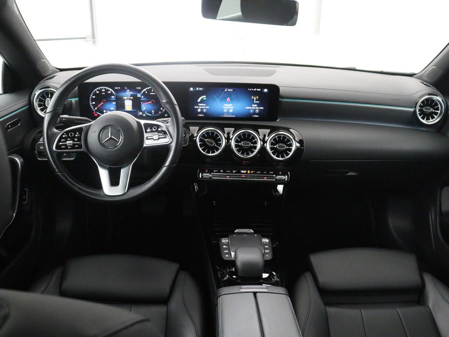 Mercedes-Benz CLA-Klasse 180 Business Solution Luxury | Leder | Stoelverwarming | Cruise control | Sfeerverlichting | Navigatie | Bluetooth | Camera | Park assist | Climate control