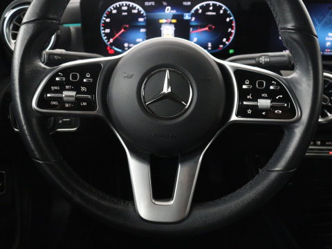Mercedes-Benz CLA-Klasse 180 Business Solution Luxury | Leder | Stoelverwarming | Cruise control | Sfeerverlichting | Navigatie | Bluetooth | Camera | Park assist | Climate control