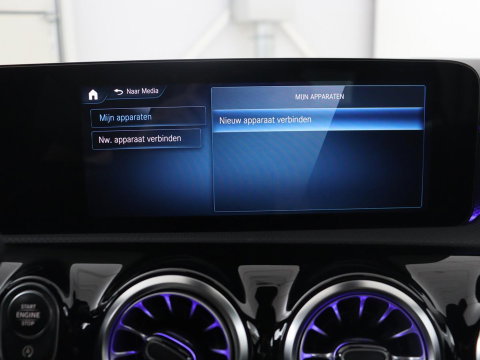 Mercedes-Benz CLA-Klasse 180 Business Solution Luxury | Leder | Stoelverwarming | Cruise control | Sfeerverlichting | Navigatie | Bluetooth | Camera | Park assist | Climate control