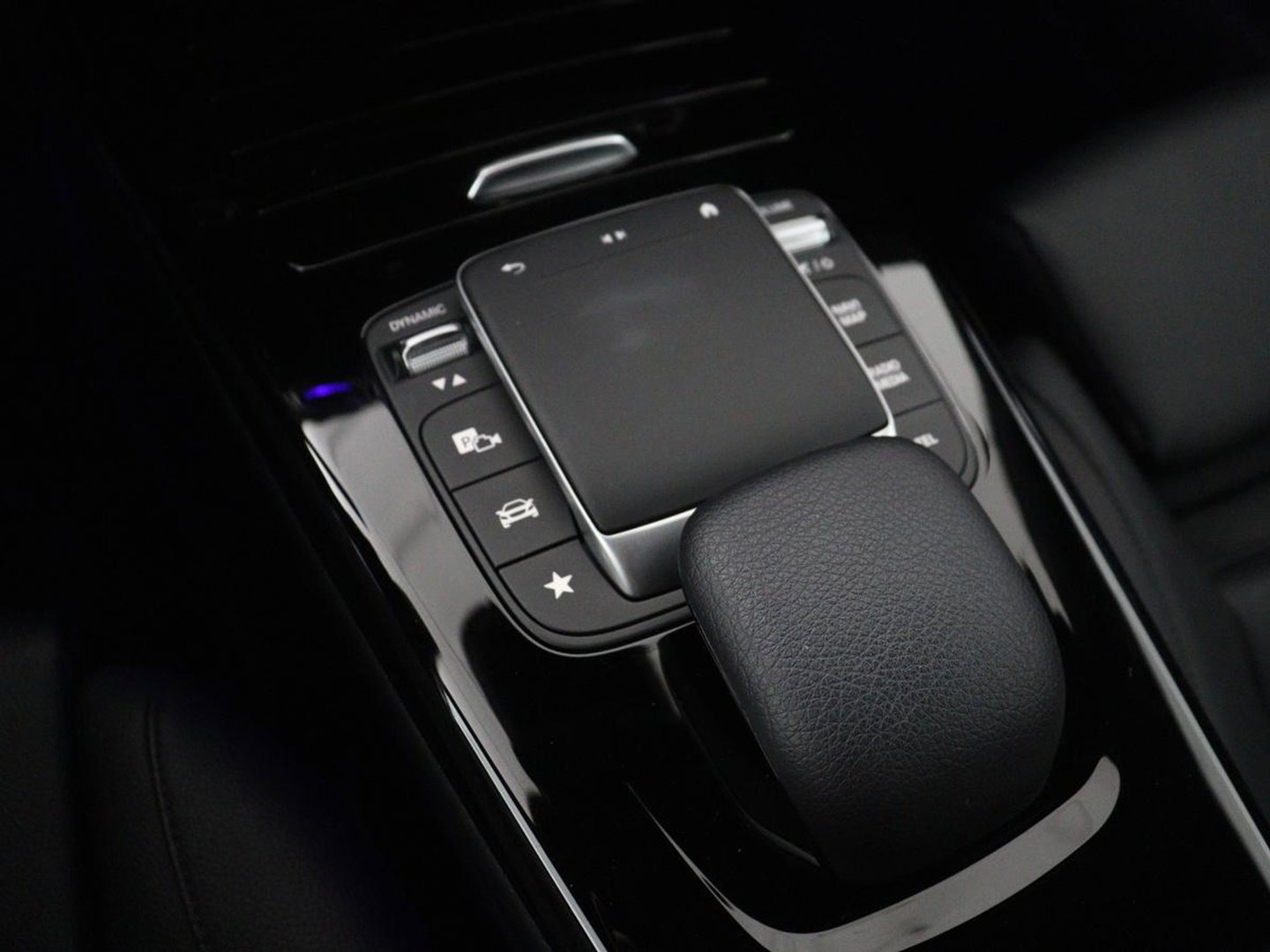 Mercedes-Benz CLA-Klasse 180 Business Solution Luxury | Leder | Stoelverwarming | Cruise control | Sfeerverlichting | Navigatie | Bluetooth | Camera | Park assist | Climate control