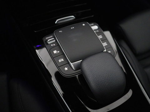 Mercedes-Benz CLA-Klasse 180 Business Solution Luxury | Leder | Stoelverwarming | Cruise control | Sfeerverlichting | Navigatie | Bluetooth | Camera | Park assist | Climate control